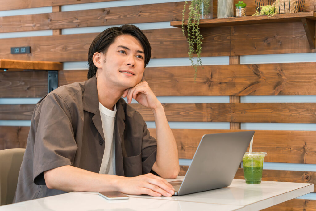 カフェでパソコンを使う男性