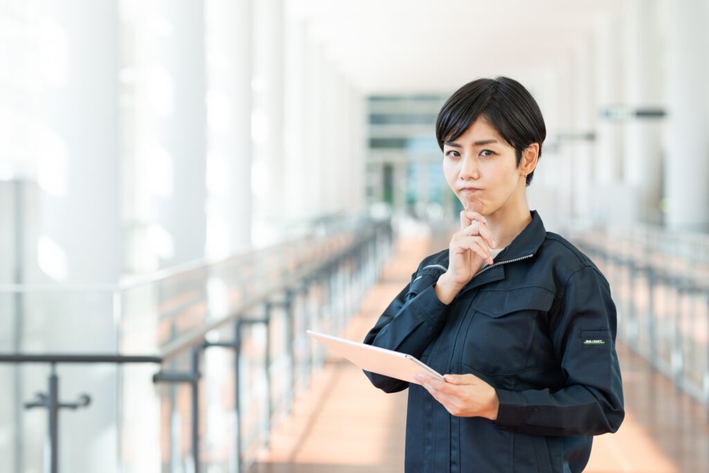 悩むエンジニアの女性