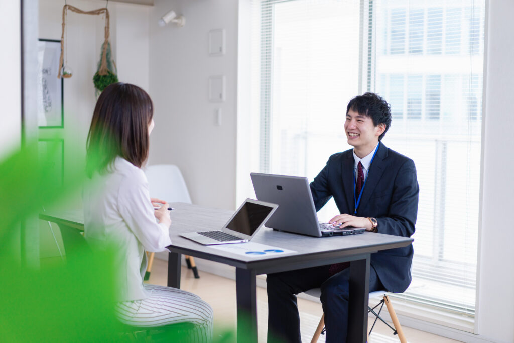 上司と面談をするビジネスパーソン