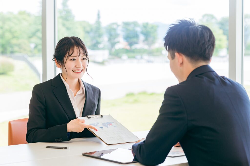 商談・打ち合わせをするビジネスウーマン